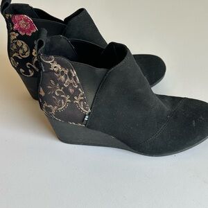 Toms Kelsey Black Suede Wedge Booties with Gold and Pink Embroidery